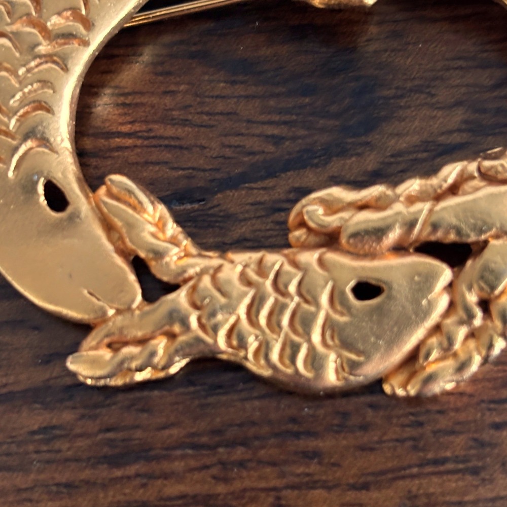 Vtg 3 Koi Fish Wreath Brooch Goldtone Asian Figural Pin Chic Whimsical Retro - Picture 3 of 11